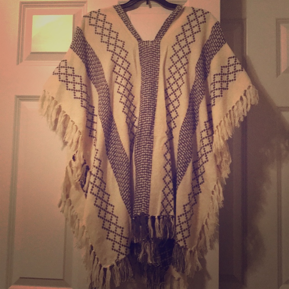 Adorable & cozy fringed poncho